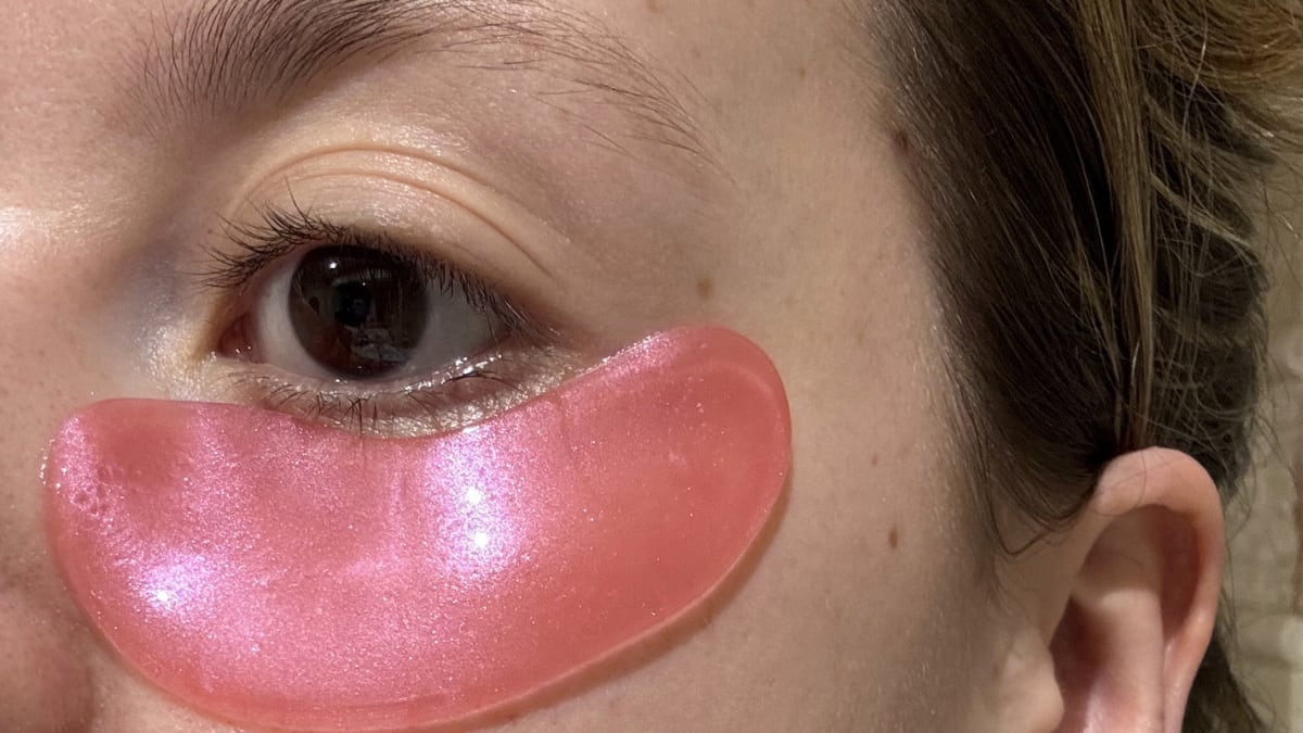 Prueba con los moisturizing pink eye masks de Grace & Stella.