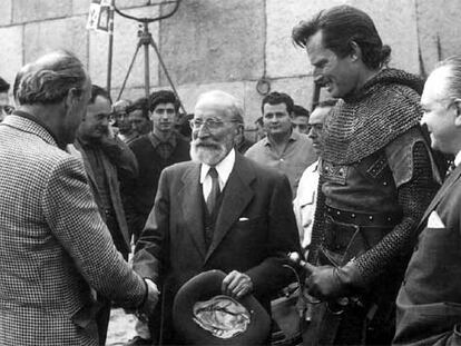 Ramón Menéndez Pidal, en el rodaje de 'El Cid', saluda al director Anthony Mann, mientras Charlton Heston observa.