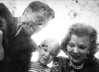 La actriz Gena Rowlands con su primer esposo, el actor y director, John Cassavetes, y su hijo, Nick Cassavetes, se toman una foto del reflejo en una mesa de su casa en Los Ángeles, en 1961.