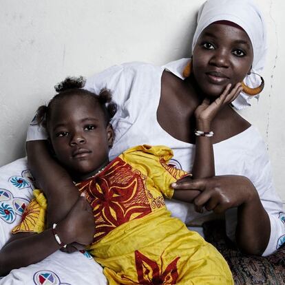 Senegal. Aïssatou Ndiaye, con su hija Mbéne, que nació prematura y salió adelante gracias al método canguro, por el que los niños permanecen pecho con pecho con sus madres cuando son bebés.