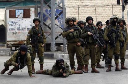 Soldados israelíes, durante los choque en Hebrón, el jueves.