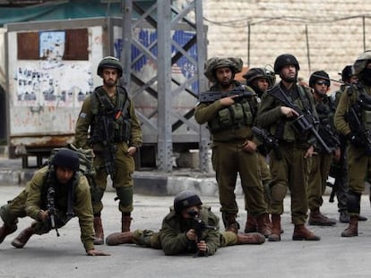 Soldados israel&iacute;es, durante los choque en Hebr&oacute;n, el jueves.