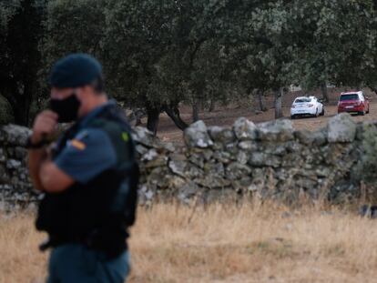 Un agente custodia la finca donde hallaron el cuerpo de Manuela Chavero.