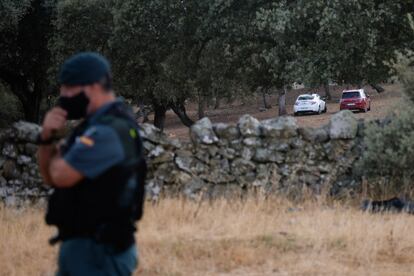 Agentes de la guardia civil custodian la entrada a una finca en la que fue hallado el cuerpo de Manuela Chavero, en 2020.