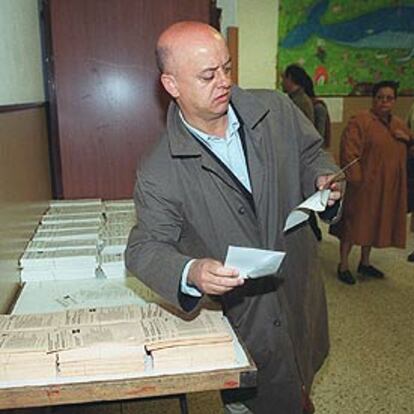 El socialista Odón Elorza, alcalde de San Sebastián, ayer por la mañana en su colegio electoral.