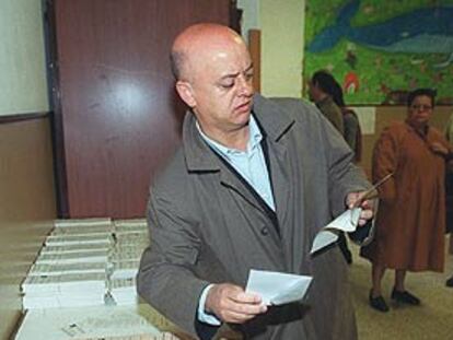El socialista Odón Elorza, alcalde de San Sebastián, ayer por la mañana en su colegio electoral.