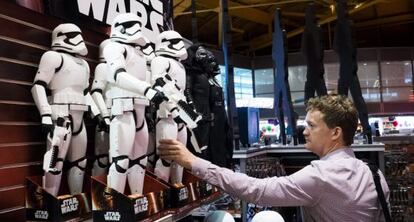 Un hombre observa juguetes de Star Wars en una tienda de Nueva York