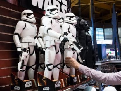 Un hombre observa juguetes de Star Wars en una tienda de Nueva York