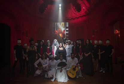 Elenco de Tacones Manoli. En el centro, Chelo Pantoja, cantaora que da vida a Bernarda Alba.