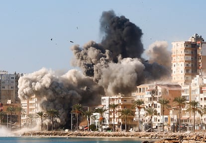 Nubes de humo y escombros se alzan sobre la ciudad de Tiro, al sur de Líbano, después de un bombardeo israelí, este 28 de octubre.