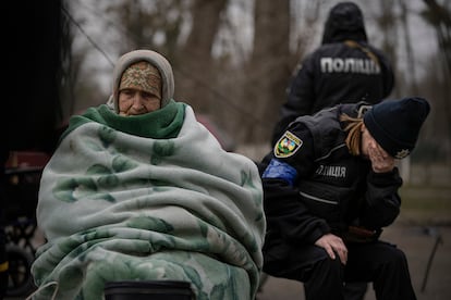 Una oficial de policía ucraniana se emociona junto a una anciana evacuada de Irpin. El presidente de EE UU, Joe Biden, criticó este sábado al presidente ruso, Vladímir Putin, llamándole “carnicero” y defendiendo que “no puede permanecer en el poder”.