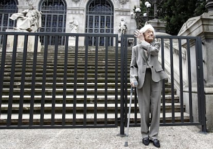 25 de abril de 2011. La escritora Ana María Matute posa a la entrada de la Biblioteca Nacional donde se reunión con la ministra de Cultura, Ángeles González-Sinde, que no aparece en la imagen.