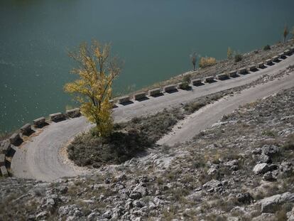 Embalse de Linares del Arroyo. Montserrat Iglesias, autora del libro "La marca del agua" recorre los lugares donde se desarrolla la novela.