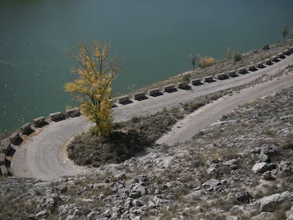 Embalse de Linares del Arroyo. Montserrat Iglesias, autora del libro "La marca del agua" recorre los lugares donde se desarrolla la novela.