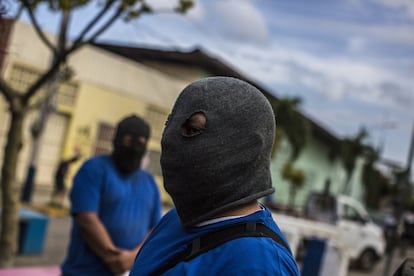 Una de las mayores críticas que ha recibido el gobierno nicaragüense es la utilización de grupos de civiles armados conocidos como paramilitares, como los que asediaron el bastión rebelde de Masaya.