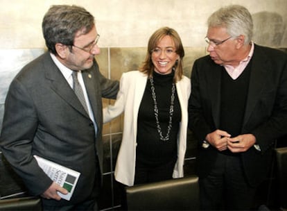 Narcís Serra, Carme Chacón y Felipe González, en la presentación del libro <i>La transición militar.</i>