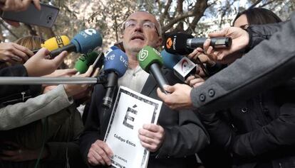 Montiel, líder valencaino de Podemos, anuncia la expulsión de la diputada sancionada.