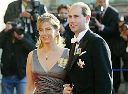 El conde de Wessex, Edward, y su esposa, Sophie Rhys-Jones, a su llegada a la gala.