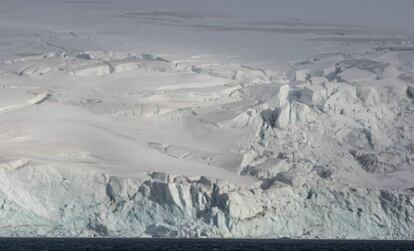 Vista de una gran masa glaciar de la isla Livingston, en la Antártida.