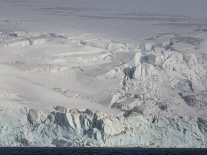 Vista de una gran masa glaciar de la isla Livingston, en la Antártida.
