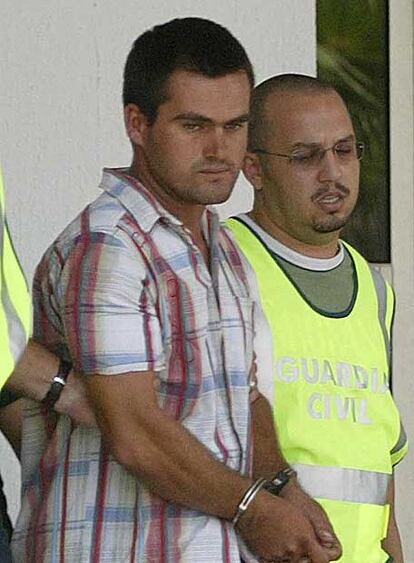 Héctor Fabio Franco Giraldo es conducido ayer a los juzgados de Arona (Tenerife) para prestar declaración en relación con el asesinato de la menor.
