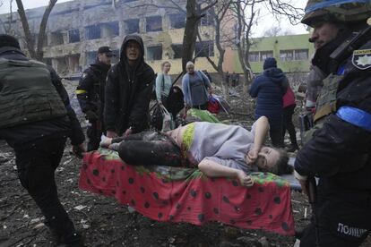 Empleados y voluntarios de emergencias ucranios llevan a una mujer embarazada herida. La situación de la ciudad de Mariupol es “apocalíptica”, según ha denunciado Cruz Roja.