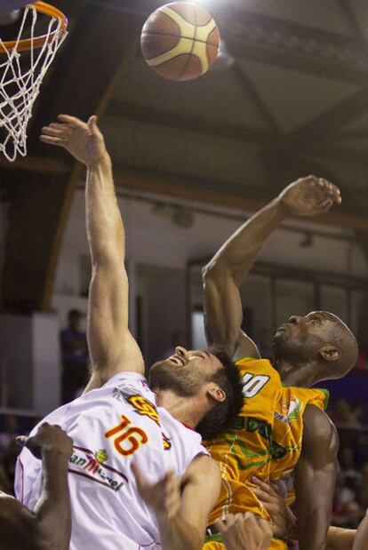 San Emeterio disputa el balón a N'Diaye.