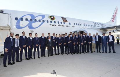 Fotografía facilitada por la Federación Española de Fútbol de la plantilla y cuerpo técnico de la selección española posando ante el avión que les ha trasladado a Francia para participar en la Eurocopa 2016. Los jugadores han llevado un traje azul marino, con corbata a juego y camisa blanca, firmado por Emidio Tucci. Clásico y sencillo.