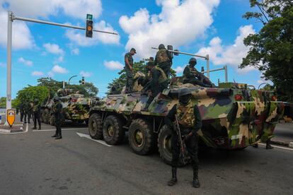 Soldados del ejército de Sri Lanka frente al parlamento en Colombo.