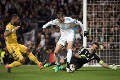 Gareth Bale (centro) golpea el esférico de tacón.
