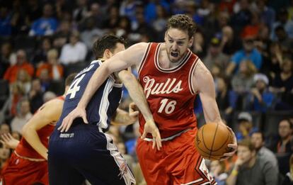 Pau Gasol finta sobre Collison.