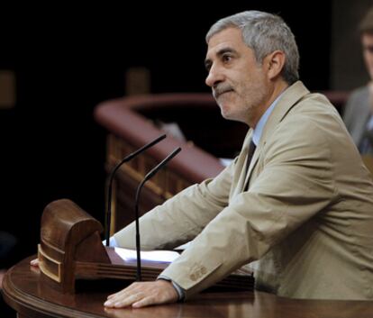 El diputado de IU Gaspar Llamazares, durante una de sus intervenciones en el pleno del Congreso celebrado hoy.