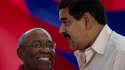 Aristóbulo Isturiz habla con el presidente de Venezuela, Nicolás Maduro, en un acto en Caracas en 2016.