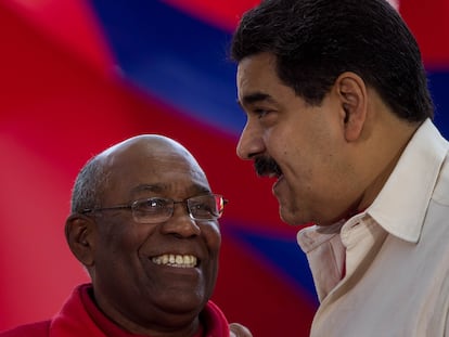 Aristóbulo Isturiz habla con el presidente de Venezuela, Nicolás Maduro, en un acto en Caracas en 2016.