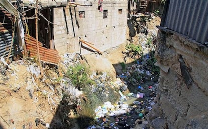 En el asentamiento hay una riera donde se acumulan escombros y basuras de toda la ciudad. Dada la falta de higiene, gran parte de la población presenta problemas respiratorios, de estómago o infecciones en la piel.