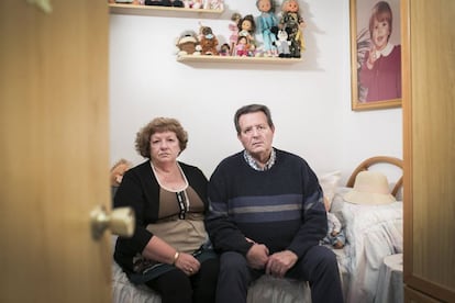 Luisa Vera y Juan Bergua posan en la habitación de su hija Cristina, en 2018. La estancia seguía entonces igual que el último día que la vieron. 