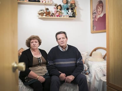 Luisa y Juan Manuel Bergua posan en la habitaci&oacute;n de su hija Cristina, que desapareci&oacute; hace 21 a&ntilde;os sin dejar rastro. La estancia sigue igual desde aquel d&iacute;a.