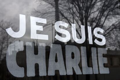 "Je Suis Charlie " (Yo soy Charlie, en español),es el lema que recorre el mundo estos días, después de que el semanario satírico 'Charlie Hebdo' sufriera un ataque terrorista en el que murieron al menos 12 personas, entre ellos el director de la publicación.