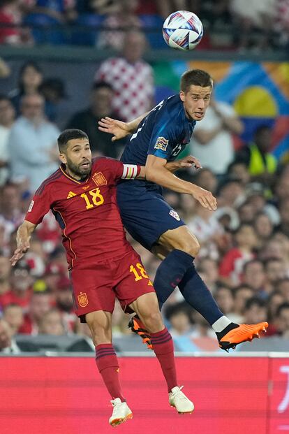 Jordi Alba pugna por un balón aéreo con Mario Pasalic