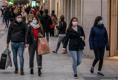 Varias personas con bolsas de diferentes comercios caminan por la calle Preciados, en Madrid, el pasado diciembre.