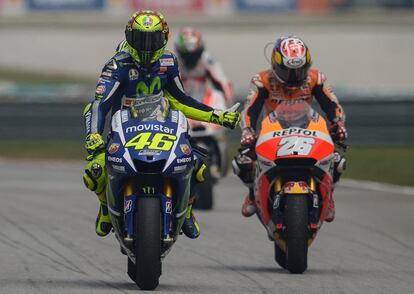 Rossi felicita amb un gest Pedrosa per la seva victòria