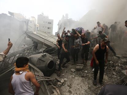 FILE - Palestinians remove a dead body from the rubble of a building after an Israeli airstrike on the Jebaliya refugee camp, Gaza Strip, Monday, Oct. 9, 2023. (AP Photo/Ramez Mahmoud, File)