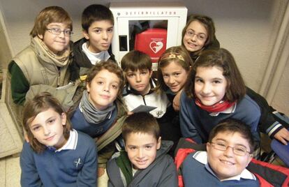 Niños del colegio Virgen de Atocha con el nuevo desfibrilador.