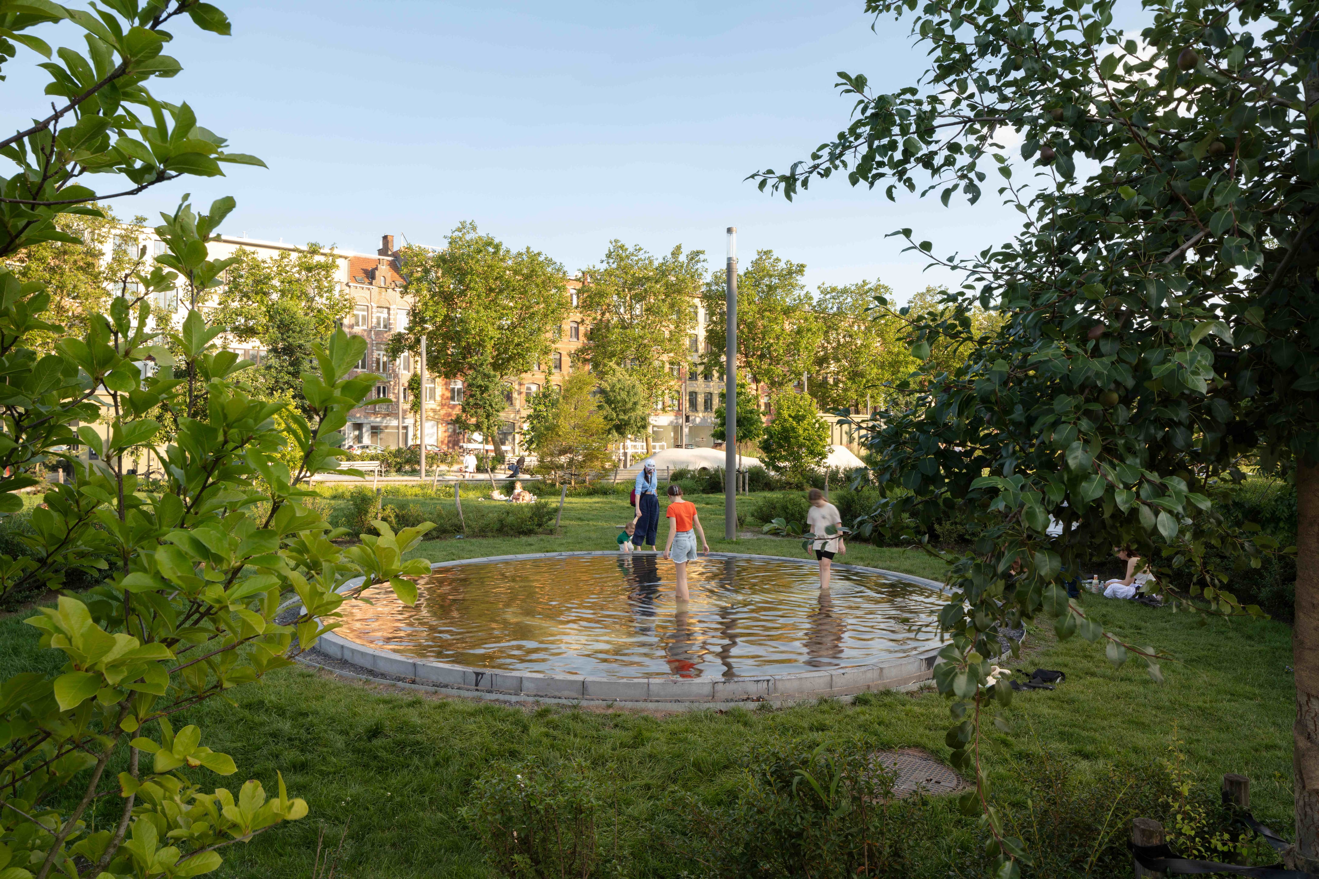 Un rincón del nuevo parque que, con drenajes, recoge toda el agua de lluvia del distrito.
