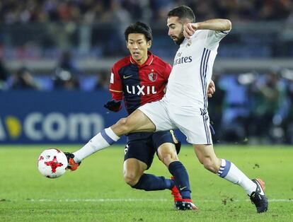 Dani Carvajal (derecha), del Real Madrid, controla el balón frente a Shuto Yamamoto (izquierda) del Kashima Antlers.