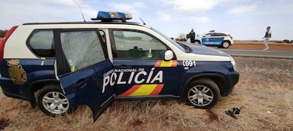 El coche que sirvió de parapetos, con las marcas de los impactos que penetraron la chapa latera.