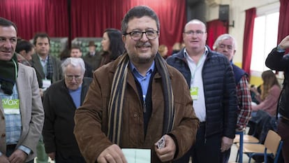 El entonces candidato de Vox a la presidencia de la Junta de Andalucía, Francisco Serrano, vota en el colegio Santa Ángela de la Cruz, en Sevilla, en 2018.
