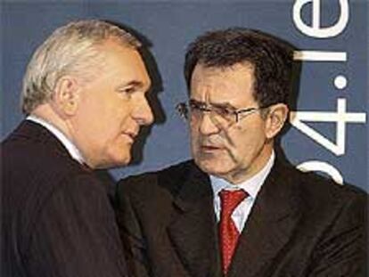 El presidente de la Comisión, Prodi (derecha), y el primer ministro irlandés, Ahern, en Dublín