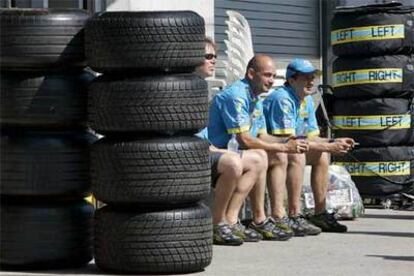 Mecánicos de Renault, junto a varios juegos de neumáticos Michelin, antes de la carrera del domingo.