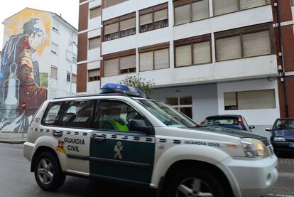 La Guardia Civil patrulla delante de una de las viviendas de las familias confinadas en Santoña.